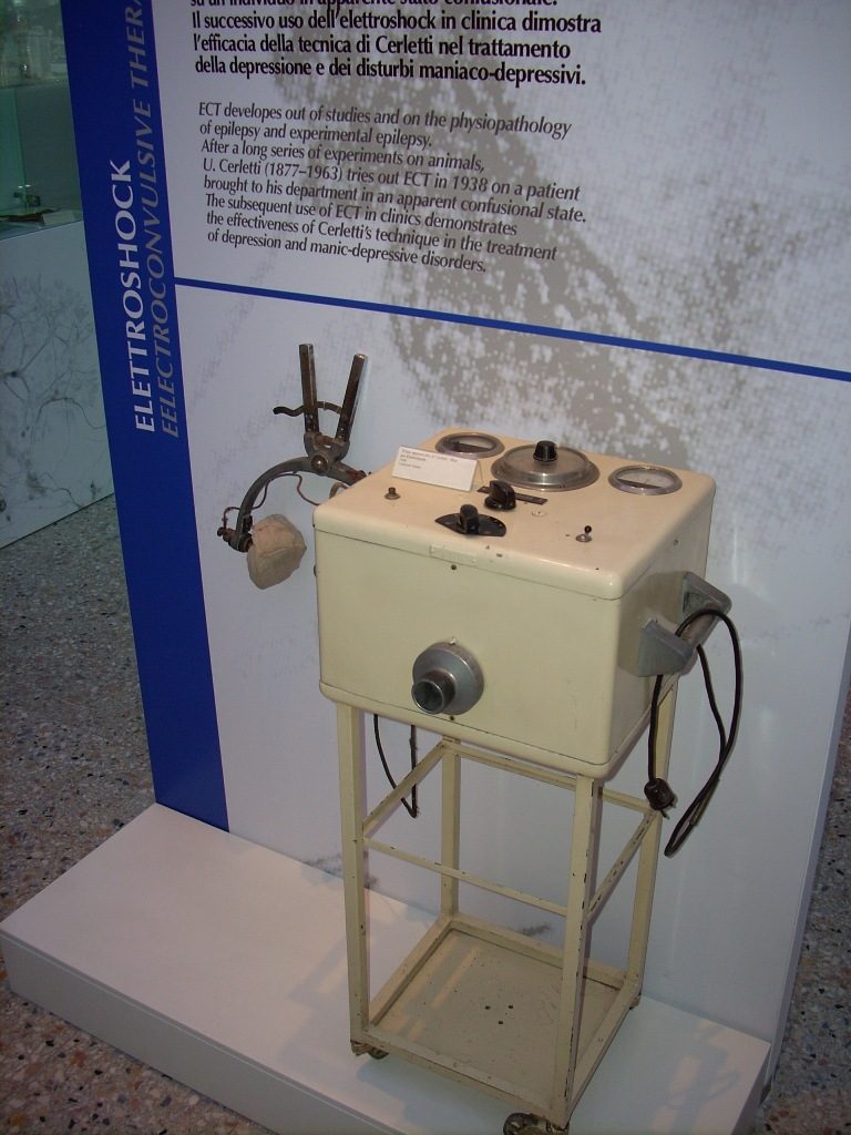 Cerletti%27s%20First%20Elettroshock%20Apparatus%2C%20Museo%20Storia%20della%20Medicina%2C%20Rome%20-%202.JPG
